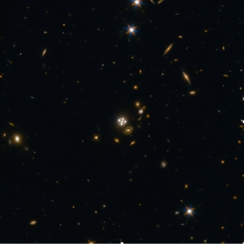 前景星系周圍產生了來自遙遠類星體的四個影像