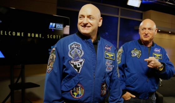 雙胞胎太空人史葛(左)和馬克(右)‧凱利