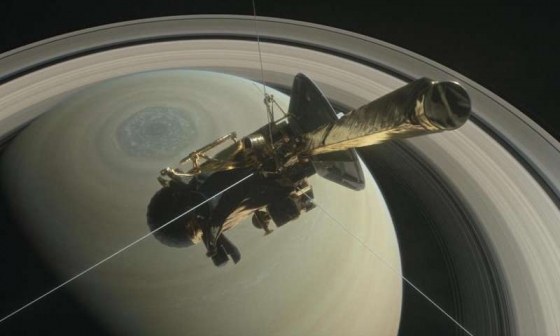 卡西尼號在土星北半球預備最後任務示意圖
