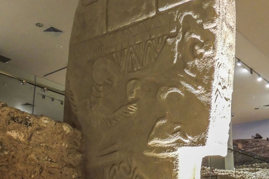 哥貝克力石陣一塊石頭上的古老雕刻符號