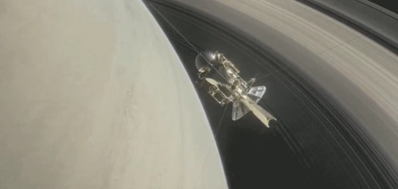卡西尼號穿越土星環時收起天線保護太空船