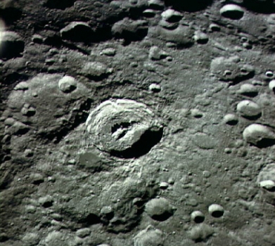 近距離繞月飛行供遊客參觀月面景點