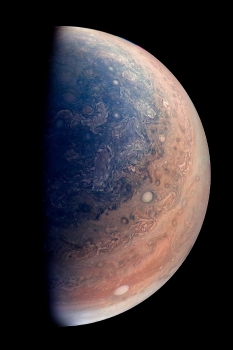 木星南極上空藍色的雲帶和絲狀的空氣流