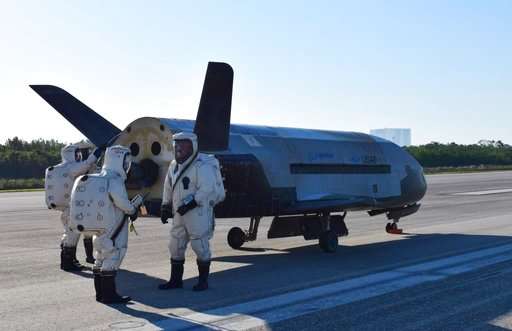 工作人員檢查降落後的X-37B無人駕駛自動太空飛機