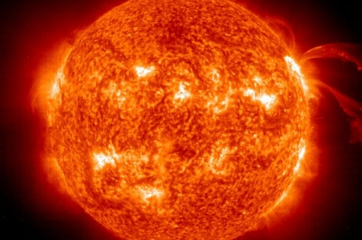 太陽噴發氫等離子而白色的地區是太陽的磁場特別強大的地方