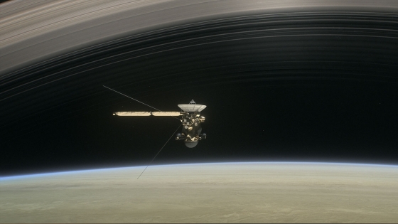 太空船在土星環內飛行