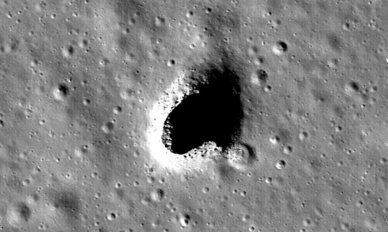 月球馬呂斯火山地區表面上的熔岩洞口