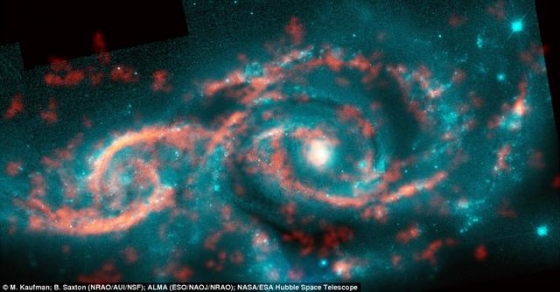 星系碰撞由恆星和氣體構成的潮汐波