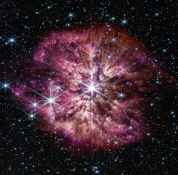 位於中間發出明亮光芒的恆星即為Wolf-Rayet 124合成圖像